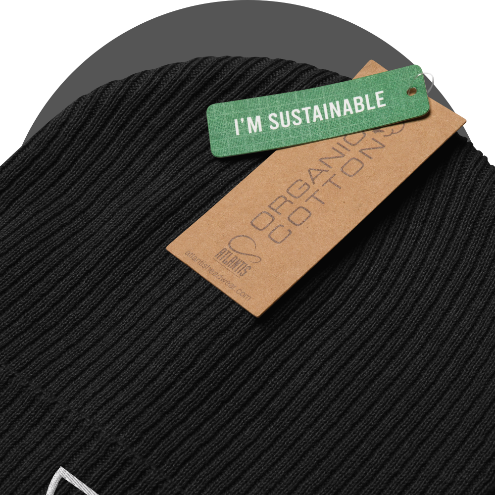 un4rt - the images shows a closeup of a black cotton beanie with two cardboard labels. one label is green with the text "i´m sustainable". one label is brown with the text "organic cotton",