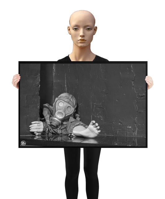 un4rt - a poster. black and white photographie of a mannequin wearing a gas mask and forcing its way through a tiny gap between two walls. the mannequing stretches out one arm and reaches for help. a mannequin is holding the poster.