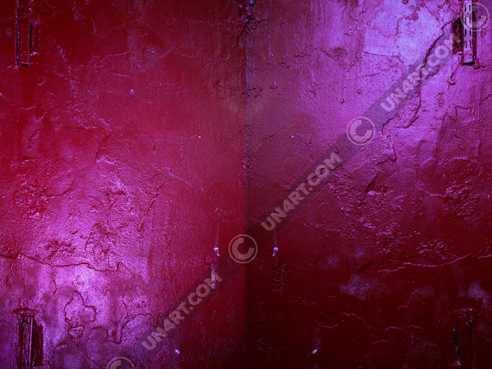 un4rt - the photographie shows a hardly structured red wall with a painted shelf bracket. reflections of light. the colors range from dark red to bright purple.