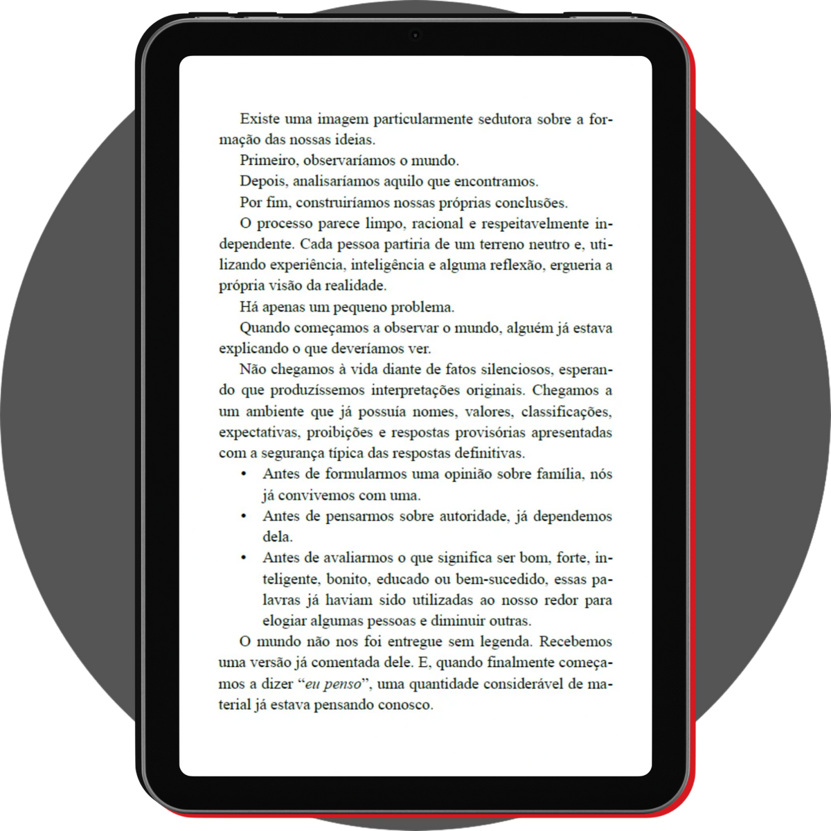 UN4RT - portuguese digital notebook cadernos 02 crenças displayed on a black tablet with a slim red edge, showing a reading page in portuguese with black text on white about how beliefs and ideas are shaped by experience, existing values, and the way people interpret the world, centered against a gray circular background