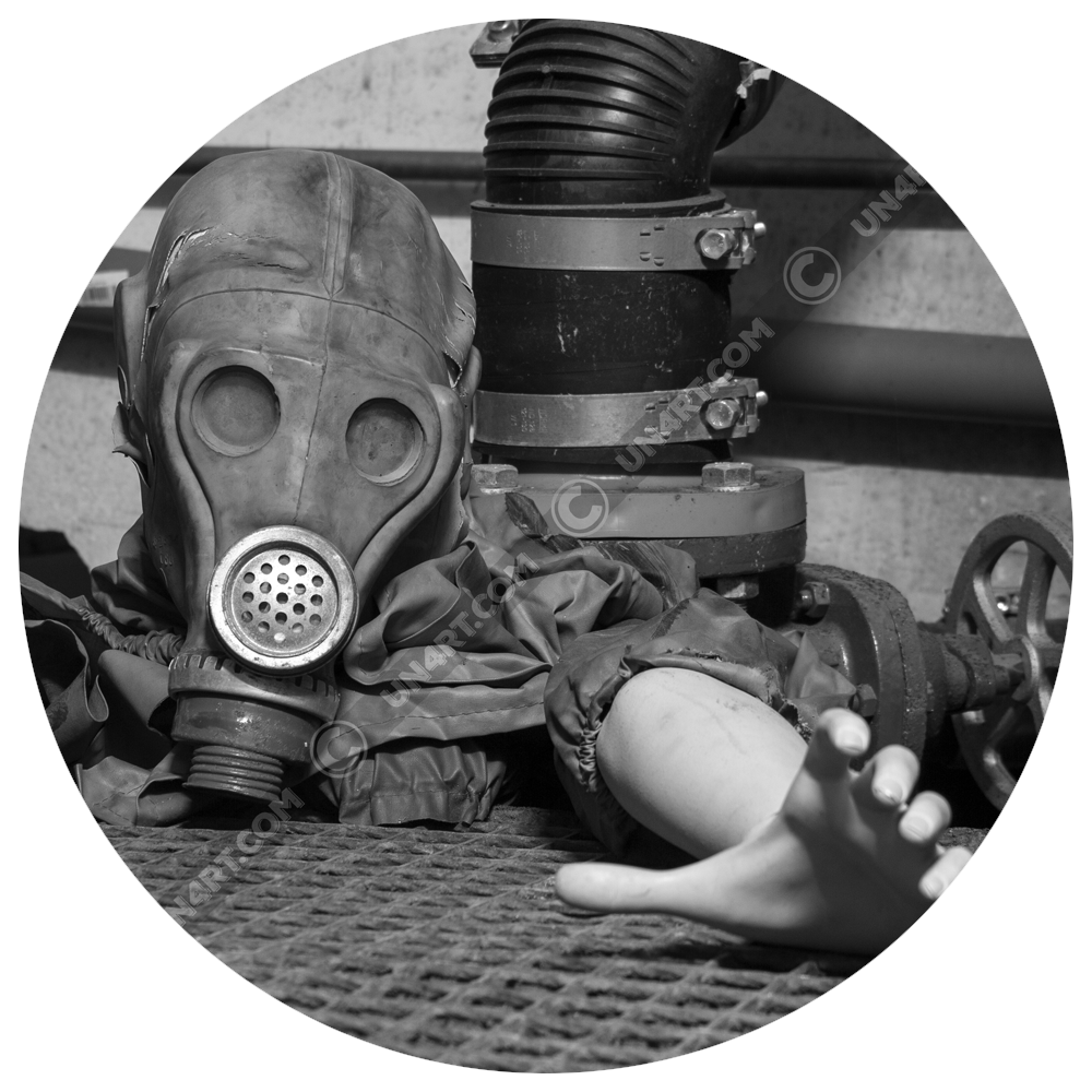 un4rt - grab a hand gallery title image of a manneqin wearing a gas mask and climbing out of a hole in the ground. black and white photographie.