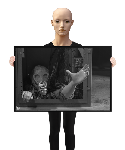 un4rt - a poster. black and white photographie of a mannequin wearing a gas mask. the mannequin stretches out one arm and reaches for help. the body is stuck inside a box with wires and electronic parts. a mannequin is holding the poster.