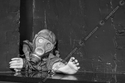 un4rt - black and white photographie of a mannequin wearing a gas mask and forcing its way through a tiny gap between two walls. the mannequing stretches out one arm and reaches for help. 