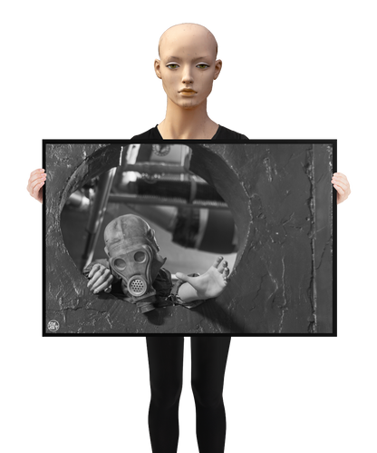 un4rt - a poster. black and white photographie of a mannequin wearing a gas mask and climbing through a round hole in a wall. the mannequin stretches out one arm and reaches for help. a mannequin is holding the poster.
