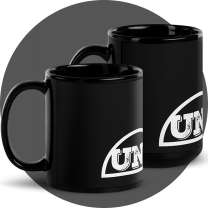 un4rt - the image shows the right side of two black mugs in different sizes with a part of a white print of a splitted "UN4RT"-logo on them.